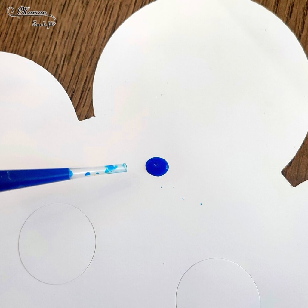 Décorer des masques à l'encre soufflée à la paille pour le carnaval : activité créative et manuelle enfants - Masques en papier cartonné (fleur et soleil) décorés avec la technique de l'encre soufflée - Pipettes et pailles - Graphismes et dessins noirs pour le contraste - Arts visuels et Bricolage maternelle ou élémentaire (cycles 1, 2) - Thème carnaval, Mardi-Gras, déguisement, printemps, fleurs, météo, soleil - Créativité - tutoriel photos - mslf