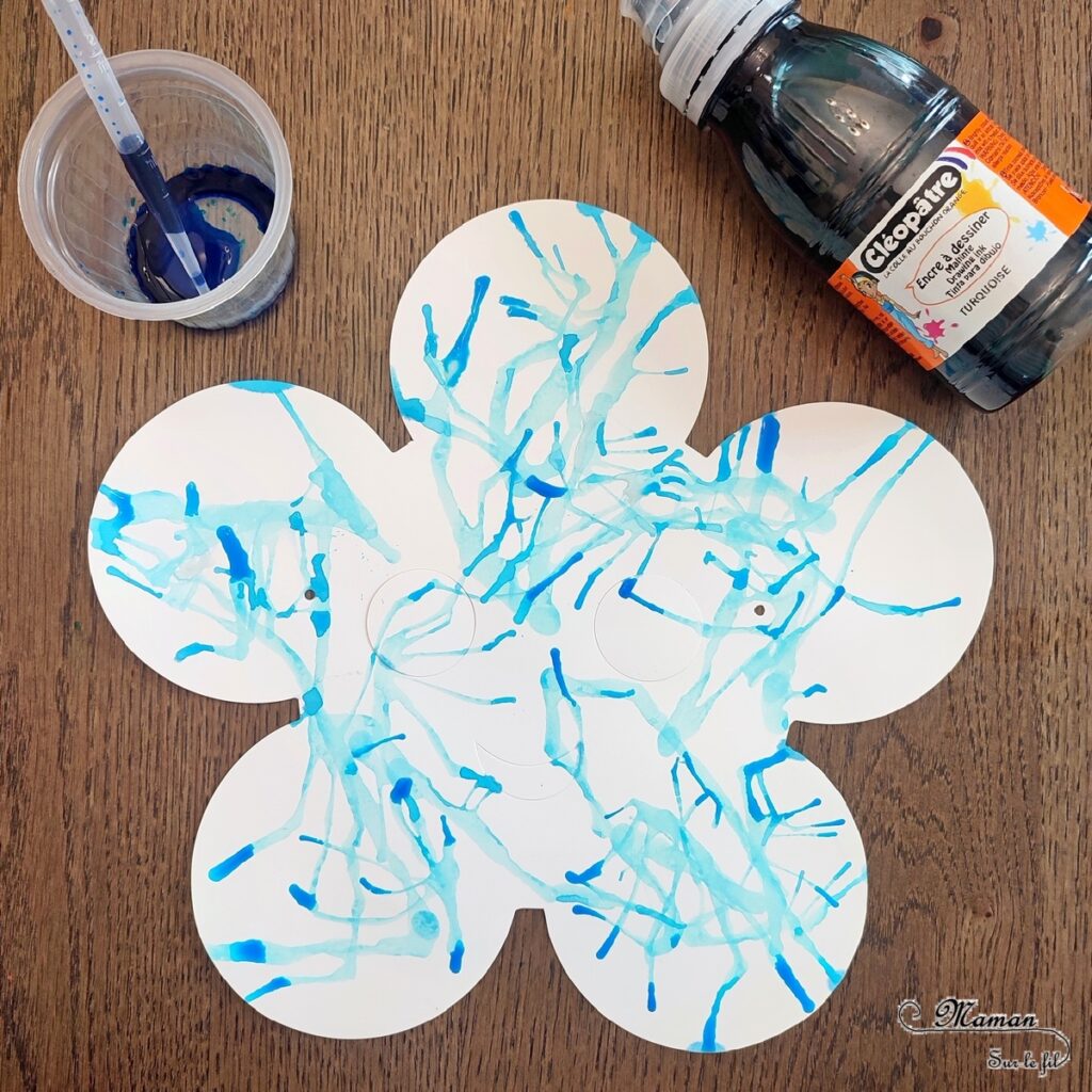 Décorer des masques à l'encre soufflée à la paille pour le carnaval : activité créative et manuelle enfants - Masques en papier cartonné (fleur et soleil) décorés avec la technique de l'encre soufflée - Pipettes et pailles - Graphismes et dessins noirs pour le contraste - Arts visuels et Bricolage maternelle ou élémentaire (cycles 1, 2) - Thème carnaval, Mardi-Gras, déguisement, printemps, fleurs, météo, soleil - Créativité - tutoriel photos - mslf