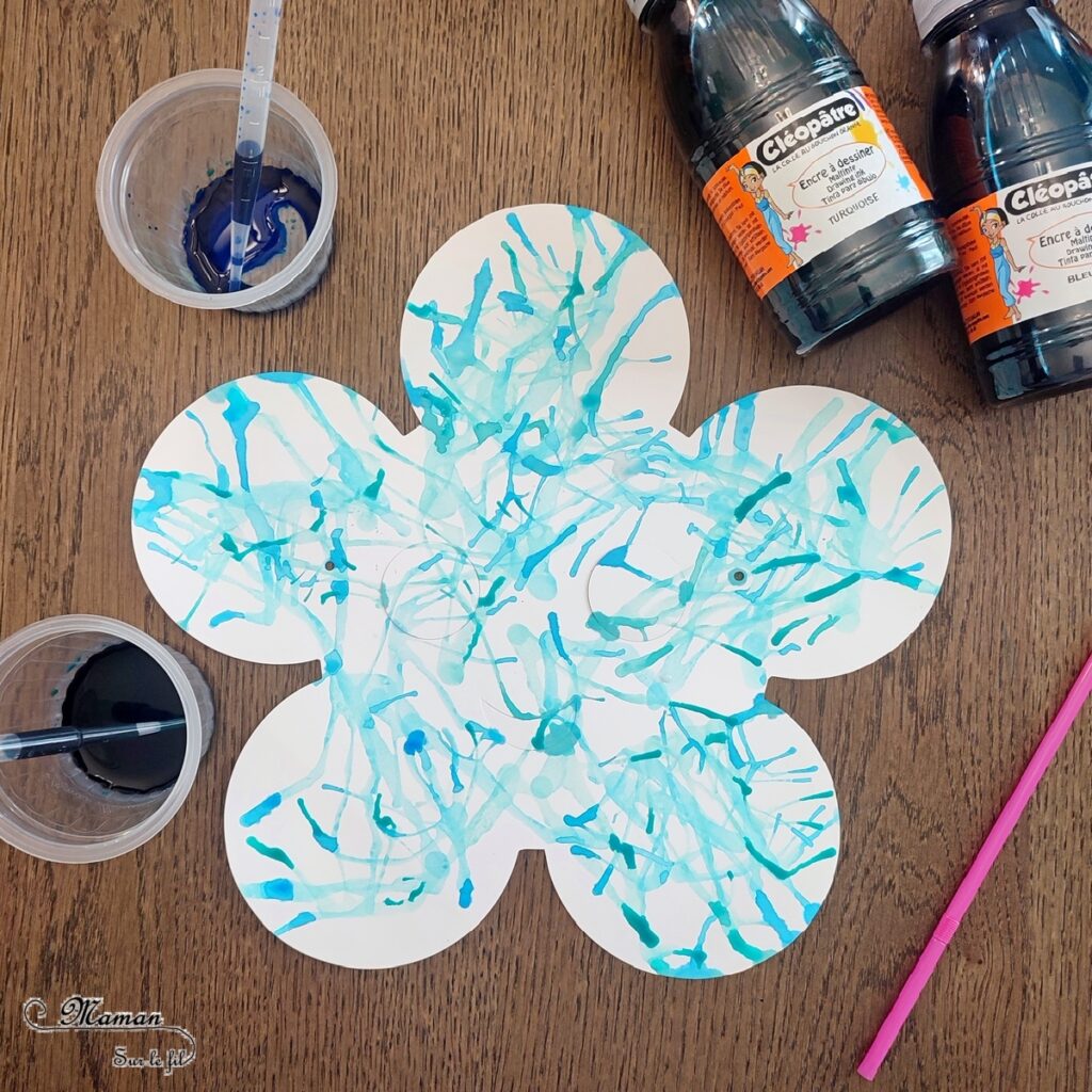 Décorer des masques à l'encre soufflée à la paille pour le carnaval : activité créative et manuelle enfants - Masques en papier cartonné (fleur et soleil) décorés avec la technique de l'encre soufflée - Pipettes et pailles - Graphismes et dessins noirs pour le contraste - Arts visuels et Bricolage maternelle ou élémentaire (cycles 1, 2) - Thème carnaval, Mardi-Gras, déguisement, printemps, fleurs, météo, soleil - Créativité - tutoriel photos - mslf