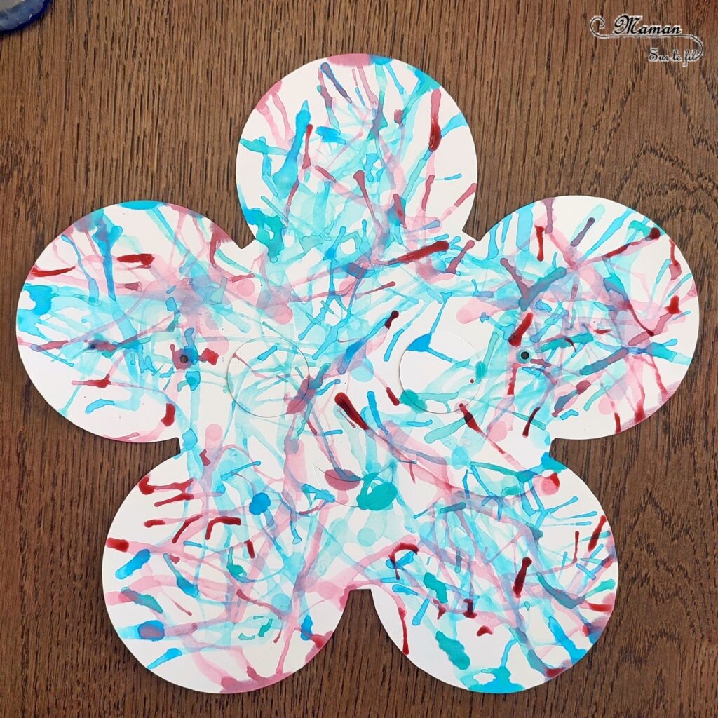 Décorer des masques à l'encre soufflée à la paille pour le carnaval : activité créative et manuelle enfants - Masques en papier cartonné (fleur et soleil) décorés avec la technique de l'encre soufflée - Pipettes et pailles - Graphismes et dessins noirs pour le contraste - Arts visuels et Bricolage maternelle ou élémentaire (cycles 1, 2) - Thème carnaval, Mardi-Gras, déguisement, printemps, fleurs, météo, soleil - Créativité - tutoriel photos - mslf