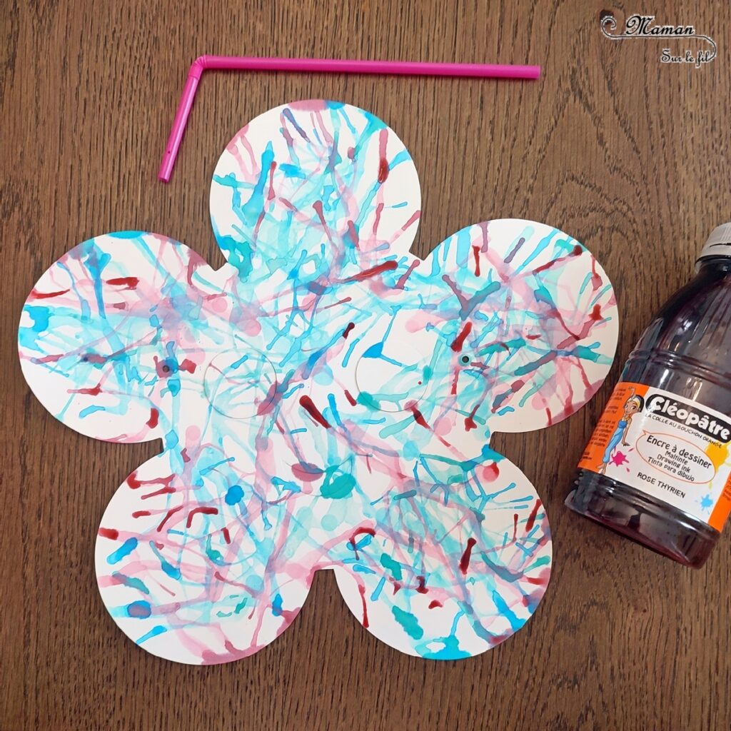 Décorer des masques à l'encre soufflée à la paille pour le carnaval : activité créative et manuelle enfants - Masques en papier cartonné (fleur et soleil) décorés avec la technique de l'encre soufflée - Pipettes et pailles - Graphismes et dessins noirs pour le contraste - Arts visuels et Bricolage maternelle ou élémentaire (cycles 1, 2) - Thème carnaval, Mardi-Gras, déguisement, printemps, fleurs, météo, soleil - Créativité - tutoriel photos - mslf