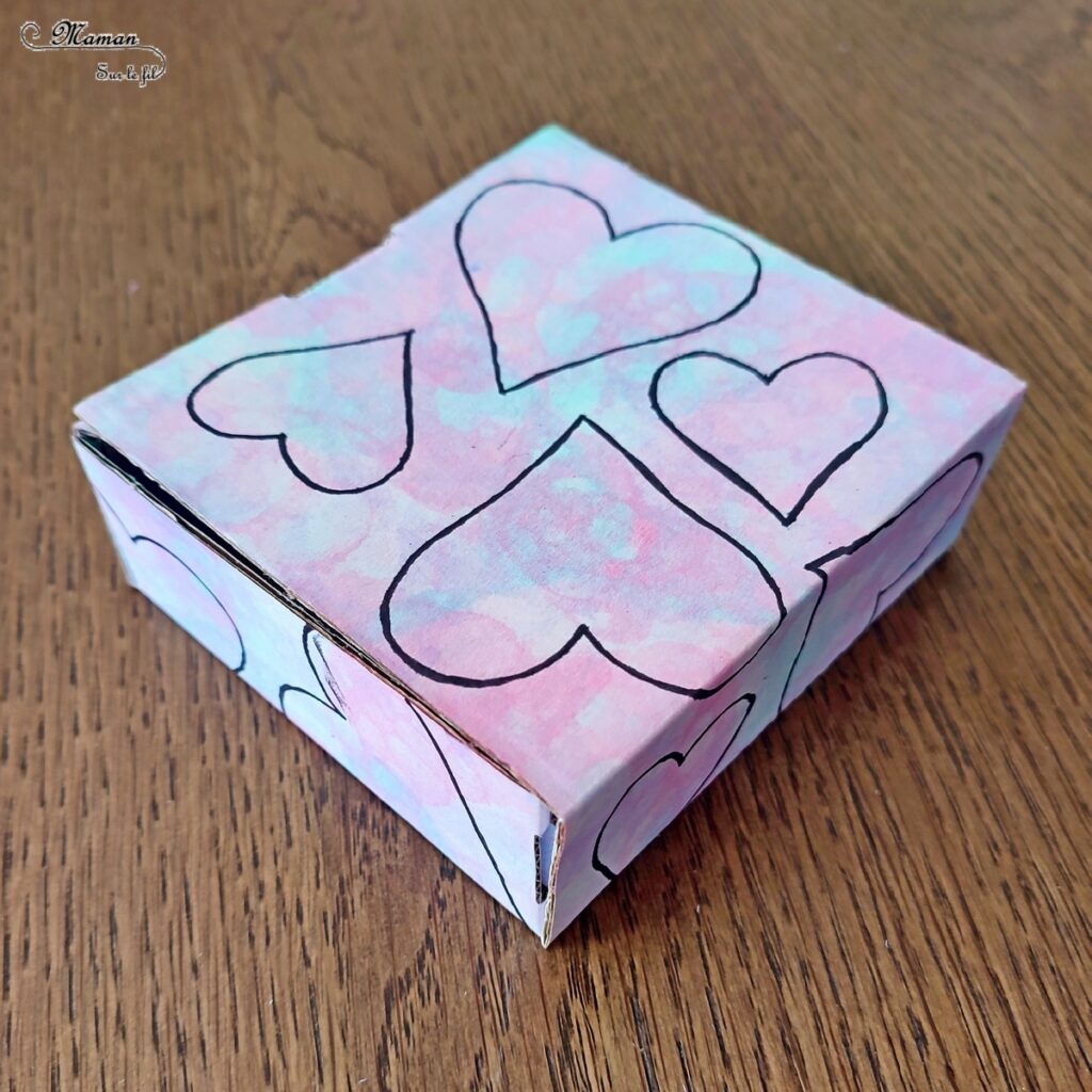 Fabriquer une boîte Coeurs à offrir, remplie de confettis et où se cache un message secret : activité créative et manuelle enfants - Bricolage DIY et cadeau Fait Maison - Encre, Liquide vaisselle, paille et travail du souffle - Effet aquarelle - Perforatrice pour les confettis Coeurs - Quelques uns avec des lettres pour un message à retrouver Cadeau à offrir pour la Saint Valentin, la fête des mères, pères, grands-mères-, grands-pères... - Arts visuels et Bricolage maternelle ou élémentaire (cycles 1, 2 et 3) - Thème Saint-Valentin, Amour, Amitié, à offrir - Créativité - tutoriel photos - mslf