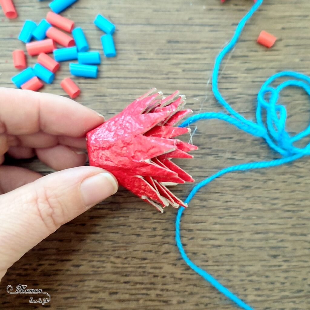 Activité créative, manuelle enfants - Bricolage ludique d'un dragon chinois articulé en boîtes à oeufs - Peinture, découpage - Bâtonnets en bois, feutrine, fils, pailles, perles, fils chenille - Marionnette à manipuler pour le nouvel an chinois - Récup', recyclage, surcyclage - Créativité - Asie et Chine - Découverte d'un pays - Espace et géographie - arts visuels et bricolage maternelle et Cycle 2 - mslf