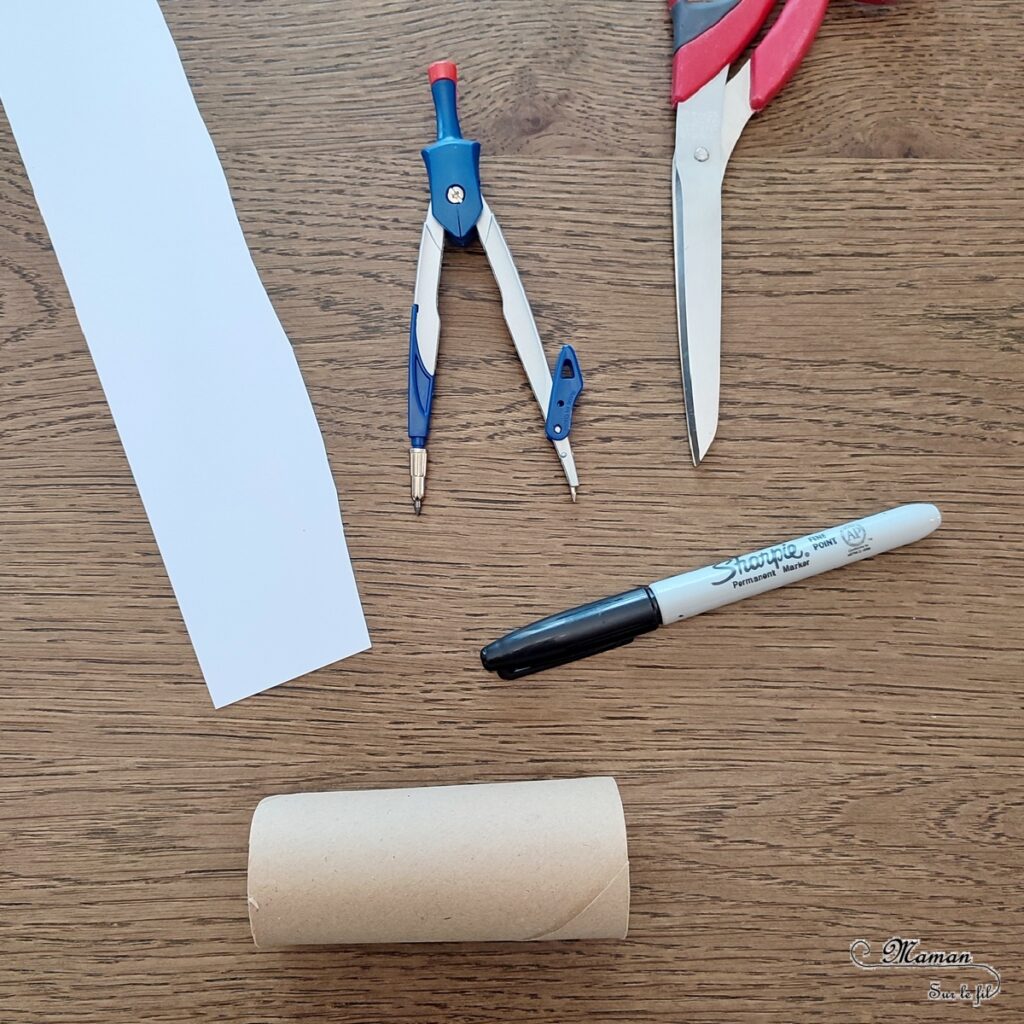 Fabriquer un ours polaire en récup' qui danse : activité créative, récup' et manuelle enfants - Bricolage d'un jeu DIY rigolo avec un rouleau de papier toilette en carton - Rouleau de PQ, compas, découpage, collage, dessin - Ours blanc qui danse et se balance - Bricolage sympa pour une décoration hivernale - Surcyclage et recyclage - Arts visuels et Bricolage - Thème hiver, animaux de la banquise et du froid - Bricolage facile et rapide - Arts visuels et atelier Maternelle et élémentaire - Créativité - Cycle 1 ou 2 - tutoriel photos et vidéo - mslf