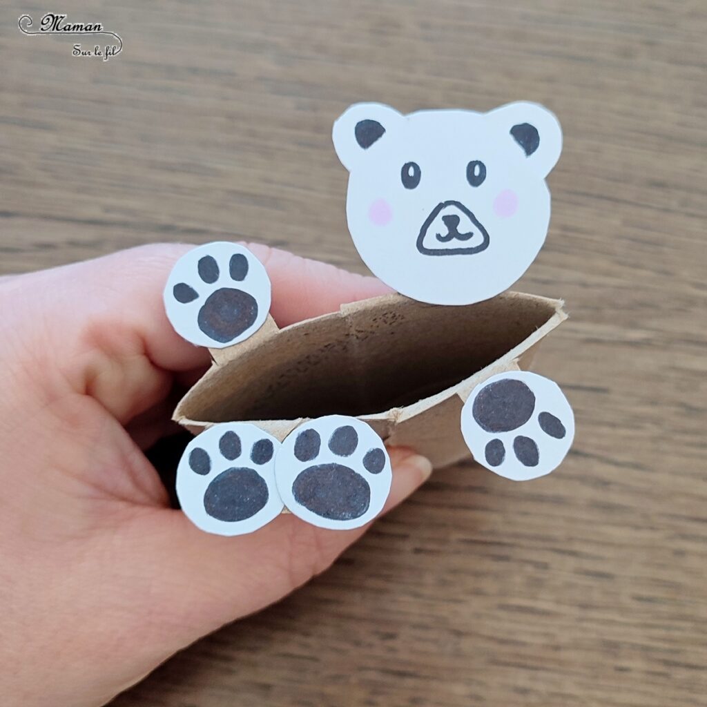 Fabriquer un ours polaire en récup' qui danse : activité créative, récup' et manuelle enfants - Bricolage d'un jeu DIY rigolo avec un rouleau de papier toilette en carton - Rouleau de PQ, compas, découpage, collage, dessin - Ours blanc qui danse et se balance - Bricolage sympa pour une décoration hivernale - Surcyclage et recyclage - Arts visuels et Bricolage - Thème hiver, animaux de la banquise et du froid - Bricolage facile et rapide - Arts visuels et atelier Maternelle et élémentaire - Créativité - Cycle 1 ou 2 - tutoriel photos et vidéo - mslf