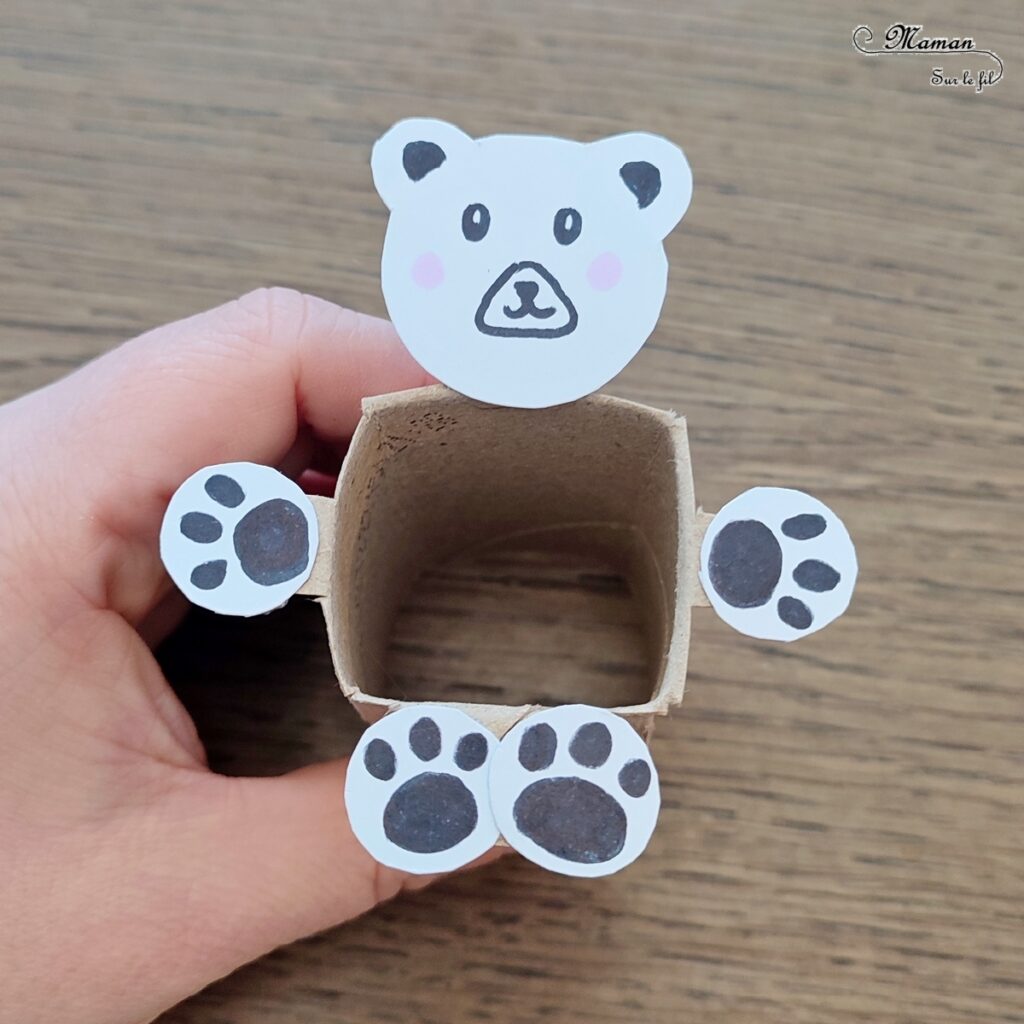 Fabriquer un ours polaire en récup' qui danse : activité créative, récup' et manuelle enfants - Bricolage d'un jeu DIY rigolo avec un rouleau de papier toilette en carton - Rouleau de PQ, compas, découpage, collage, dessin - Ours blanc qui danse et se balance - Bricolage sympa pour une décoration hivernale - Surcyclage et recyclage - Arts visuels et Bricolage - Thème hiver, animaux de la banquise et du froid - Bricolage facile et rapide - Arts visuels et atelier Maternelle et élémentaire - Créativité - Cycle 1 ou 2 - tutoriel photos et vidéo - mslf