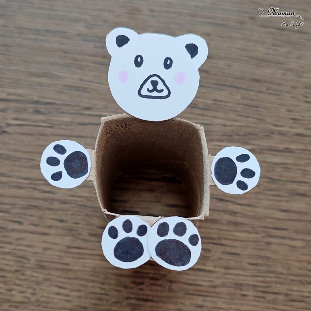 Fabriquer un ours polaire en récup' qui danse : activité créative, récup' et manuelle enfants - Bricolage d'un jeu DIY rigolo avec un rouleau de papier toilette en carton - Rouleau de PQ, compas, découpage, collage, dessin - Ours blanc qui danse et se balance - Bricolage sympa pour une décoration hivernale - Surcyclage et recyclage - Arts visuels et Bricolage - Thème hiver, animaux de la banquise et du froid - Bricolage facile et rapide - Arts visuels et atelier Maternelle et élémentaire - Créativité - Cycle 1 ou 2 - tutoriel photos et vidéo - mslf