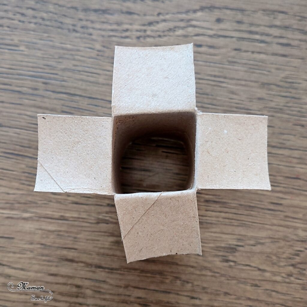 Fabriquer un ours polaire en récup' qui danse : activité créative, récup' et manuelle enfants - Bricolage d'un jeu DIY rigolo avec un rouleau de papier toilette en carton - Rouleau de PQ, compas, découpage, collage, dessin - Ours blanc qui danse et se balance - Bricolage sympa pour une décoration hivernale - Surcyclage et recyclage - Arts visuels et Bricolage - Thème hiver, animaux de la banquise et du froid - Bricolage facile et rapide - Arts visuels et atelier Maternelle et élémentaire - Créativité - Cycle 1 ou 2 - tutoriel photos et vidéo - mslf