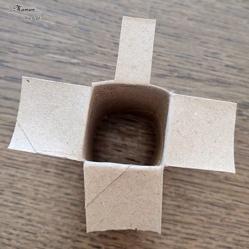 Fabriquer un ours polaire en récup' qui danse : activité créative, récup' et manuelle enfants - Bricolage d'un jeu DIY rigolo avec un rouleau de papier toilette en carton - Rouleau de PQ, compas, découpage, collage, dessin - Ours blanc qui danse et se balance - Bricolage sympa pour une décoration hivernale - Surcyclage et recyclage - Arts visuels et Bricolage - Thème hiver, animaux de la banquise et du froid - Bricolage facile et rapide - Arts visuels et atelier Maternelle et élémentaire - Créativité - Cycle 1 ou 2 - tutoriel photos et vidéo - mslf