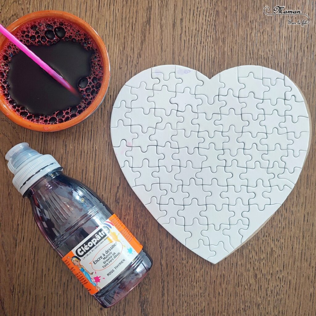 Décorer un puzzle Coeur en carton avec la technique de l'encre et des bulles de savon : activité créative et manuelle enfants - Jeu DIY - Encre, Liquide vaisselle, paille et travail du souffle - Effet aquarelle - Cadeau à offrir pour la Saint Valentin, la fête des mères, pères, grands-mères-, grands-pères... - Arts visuels et Bricolage maternelle ou élémentaire (cycles 1, 2 et 3) - Thème Saint-Valentin, Amour, Amitié, à offrir - Créativité - tutoriel photos - mslf