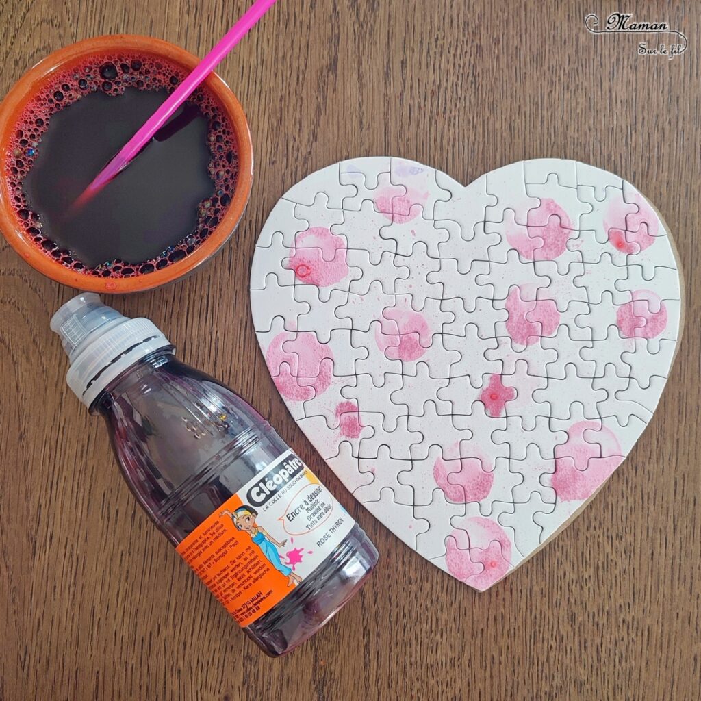 Décorer un puzzle Coeur en carton avec la technique de l'encre et des bulles de savon : activité créative et manuelle enfants - Jeu DIY - Encre, Liquide vaisselle, paille et travail du souffle - Effet aquarelle - Cadeau à offrir pour la Saint Valentin, la fête des mères, pères, grands-mères-, grands-pères... - Arts visuels et Bricolage maternelle ou élémentaire (cycles 1, 2 et 3) - Thème Saint-Valentin, Amour, Amitié, à offrir - Créativité - tutoriel photos - mslf