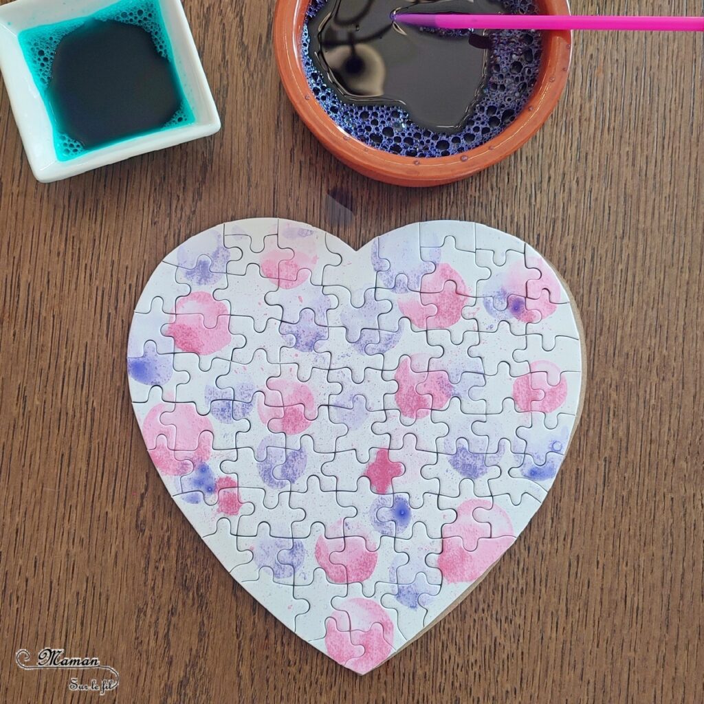 Décorer un puzzle Coeur en carton avec la technique de l'encre et des bulles de savon : activité créative et manuelle enfants - Jeu DIY - Encre, Liquide vaisselle, paille et travail du souffle - Effet aquarelle - Cadeau à offrir pour la Saint Valentin, la fête des mères, pères, grands-mères-, grands-pères... - Arts visuels et Bricolage maternelle ou élémentaire (cycles 1, 2 et 3) - Thème Saint-Valentin, Amour, Amitié, à offrir - Créativité - tutoriel photos - mslf