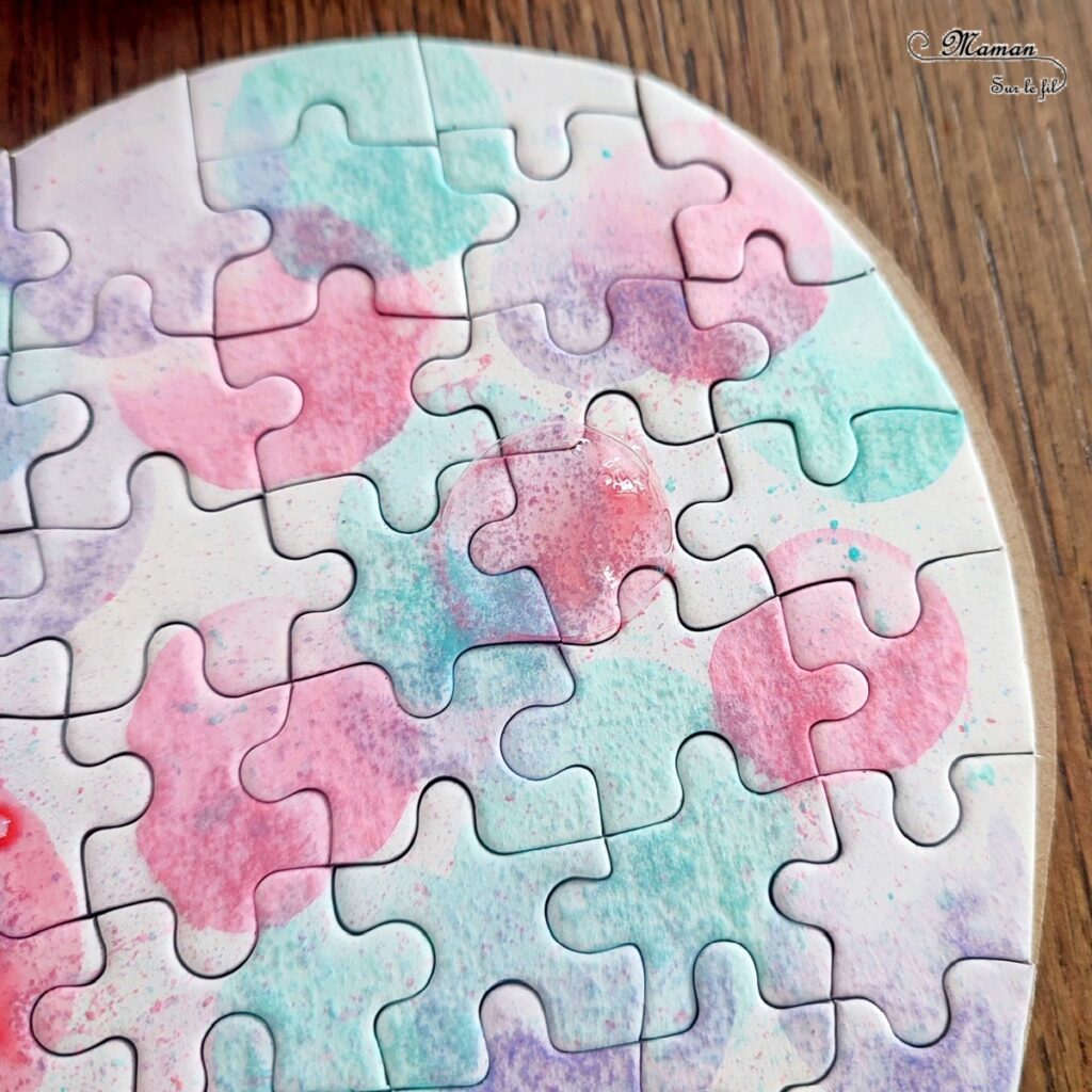 Décorer un puzzle Coeur en carton avec la technique de l'encre et des bulles de savon : activité créative et manuelle enfants - Jeu DIY - Encre, Liquide vaisselle, paille et travail du souffle - Effet aquarelle - Cadeau à offrir pour la Saint Valentin, la fête des mères, pères, grands-mères-, grands-pères... - Arts visuels et Bricolage maternelle ou élémentaire (cycles 1, 2 et 3) - Thème Saint-Valentin, Amour, Amitié, à offrir - Créativité - tutoriel photos - mslf