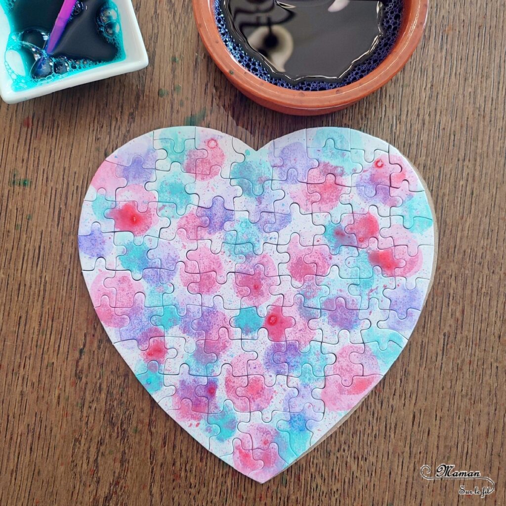 Décorer un puzzle Coeur en carton avec la technique de l'encre et des bulles de savon : activité créative et manuelle enfants - Jeu DIY - Encre, Liquide vaisselle, paille et travail du souffle - Effet aquarelle - Cadeau à offrir pour la Saint Valentin, la fête des mères, pères, grands-mères-, grands-pères... - Arts visuels et Bricolage maternelle ou élémentaire (cycles 1, 2 et 3) - Thème Saint-Valentin, Amour, Amitié, à offrir - Créativité - tutoriel photos - mslf