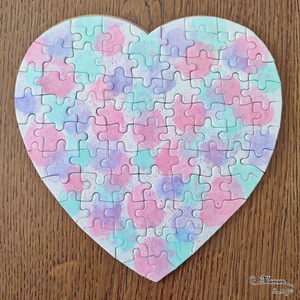 Décorer un puzzle Coeur en carton avec la technique de l'encre et des bulles de savon : activité créative et manuelle enfants - Jeu DIY - Encre, Liquide vaisselle, paille et travail du souffle - Effet aquarelle - Cadeau à offrir pour la Saint Valentin, la fête des mères, pères, grands-mères-, grands-pères... - Arts visuels et Bricolage maternelle ou élémentaire (cycles 1, 2 et 3) - Thème Saint-Valentin, Amour, Amitié, à offrir - Créativité - tutoriel photos - mslf