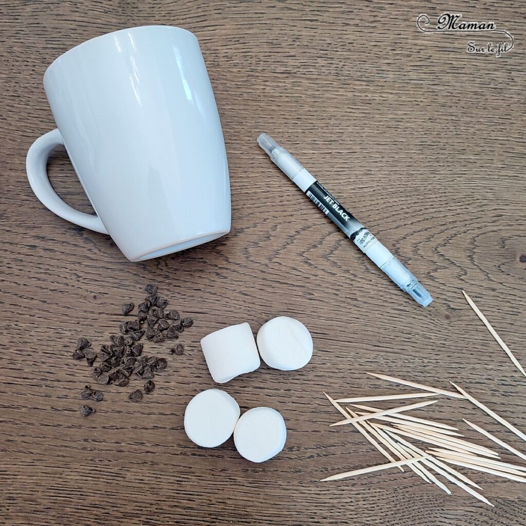 Fabriquer un bonhomme de neige en chamallows sur son lit de chocolat chaud : activité créative et cuisine enfants - Bricolage pour un goûter ou un dessert rigolo - Guimauves assemblées avec des cure-dents, gâteaux et pépites de chocolat - Mini ou grand bonhomme de neige dans son bain de chocolat chaud - Cuisine facile pour les enfants- Thème hiver, animaux de la banquise et du froid - Bricolage facile et rapide - Arts visuels et atelier Maternelle et élémentaire - Créativité - Cycle 1 ou 2 - tutoriel photos - mslf