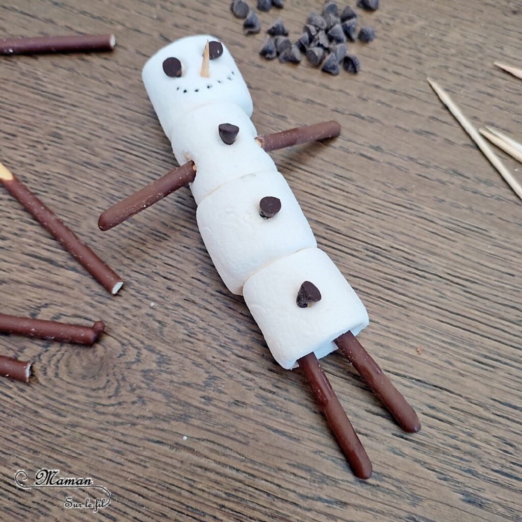 Fabriquer un bonhomme de neige en chamallows sur son lit de chocolat chaud : activité créative et cuisine enfants - Bricolage pour un goûter ou un dessert rigolo - Guimauves assemblées avec des cure-dents, gâteaux et pépites de chocolat - Mini ou grand bonhomme de neige dans son bain de chocolat chaud - Cuisine facile pour les enfants- Thème hiver, animaux de la banquise et du froid - Bricolage facile et rapide - Arts visuels et atelier Maternelle et élémentaire - Créativité - Cycle 1 ou 2 - tutoriel photos - mslf