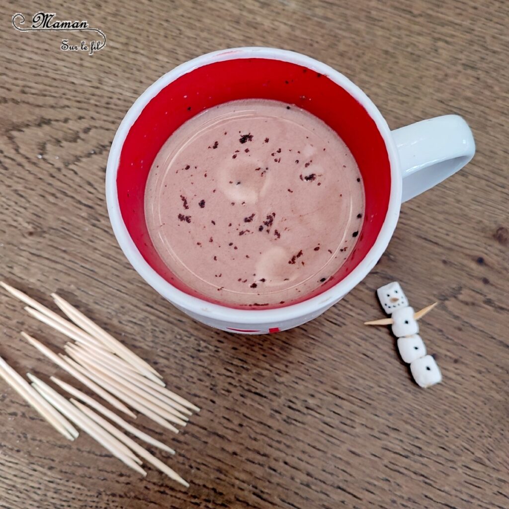 Fabriquer un bonhomme de neige en chamallows sur son lit de chocolat chaud : activité créative et cuisine enfants - Bricolage pour un goûter ou un dessert rigolo - Guimauves assemblées avec des cure-dents, gâteaux et pépites de chocolat - Mini ou grand bonhomme de neige dans son bain de chocolat chaud - Cuisine facile pour les enfants- Thème hiver, animaux de la banquise et du froid - Bricolage facile et rapide - Arts visuels et atelier Maternelle et élémentaire - Créativité - Cycle 1 ou 2 - tutoriel photos - mslf