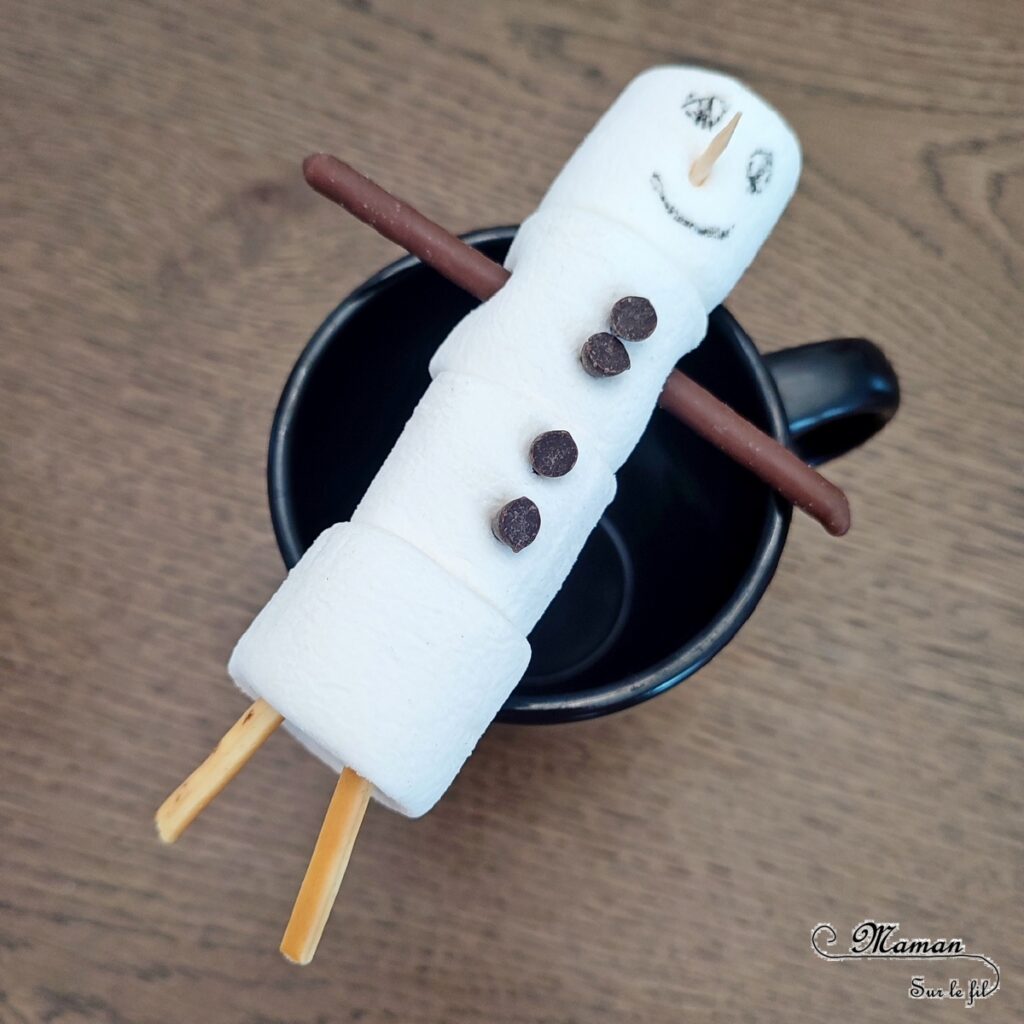 Fabriquer un bonhomme de neige en chamallows sur son lit de chocolat chaud : activité créative et cuisine enfants - Bricolage pour un goûter ou un dessert rigolo - Guimauves assemblées avec des cure-dents, gâteaux et pépites de chocolat - Mini ou grand bonhomme de neige dans son bain de chocolat chaud - Cuisine facile pour les enfants- Thème hiver, animaux de la banquise et du froid - Bricolage facile et rapide - Arts visuels et atelier Maternelle et élémentaire - Créativité - Cycle 1 ou 2 - tutoriel photos - mslf