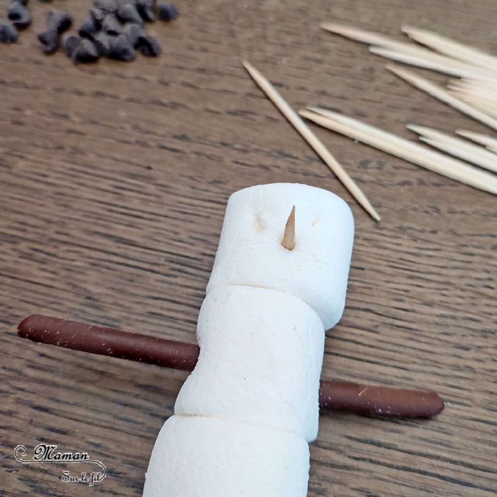 Fabriquer un bonhomme de neige en chamallows sur son lit de chocolat chaud : activité créative et cuisine enfants - Bricolage pour un goûter ou un dessert rigolo - Guimauves assemblées avec des cure-dents, gâteaux et pépites de chocolat - Mini ou grand bonhomme de neige dans son bain de chocolat chaud - Cuisine facile pour les enfants- Thème hiver, animaux de la banquise et du froid - Bricolage facile et rapide - Arts visuels et atelier Maternelle et élémentaire - Créativité - Cycle 1 ou 2 - tutoriel photos - mslf