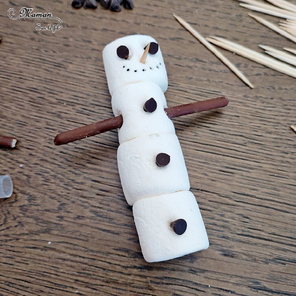 Fabriquer un bonhomme de neige en chamallows sur son lit de chocolat chaud : activité créative et cuisine enfants - Bricolage pour un goûter ou un dessert rigolo - Guimauves assemblées avec des cure-dents, gâteaux et pépites de chocolat - Mini ou grand bonhomme de neige dans son bain de chocolat chaud - Cuisine facile pour les enfants- Thème hiver, animaux de la banquise et du froid - Bricolage facile et rapide - Arts visuels et atelier Maternelle et élémentaire - Créativité - Cycle 1 ou 2 - tutoriel photos - mslf