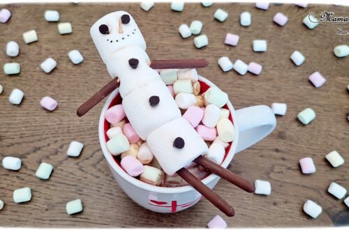 Fabriquer un bonhomme de neige en chamallows sur son lit de chocolat chaud : activité créative et cuisine enfants - Bricolage pour un goûter ou un dessert rigolo - Guimauves assemblées avec des cure-dents, gâteaux et pépites de chocolat - Mini ou grand bonhomme de neige dans son bain de chocolat chaud - Cuisine facile pour les enfants- Thème hiver, animaux de la banquise et du froid - Bricolage facile et rapide - Arts visuels et atelier Maternelle et élémentaire - Créativité - Cycle 1 ou 2 - tutoriel photos - mslf