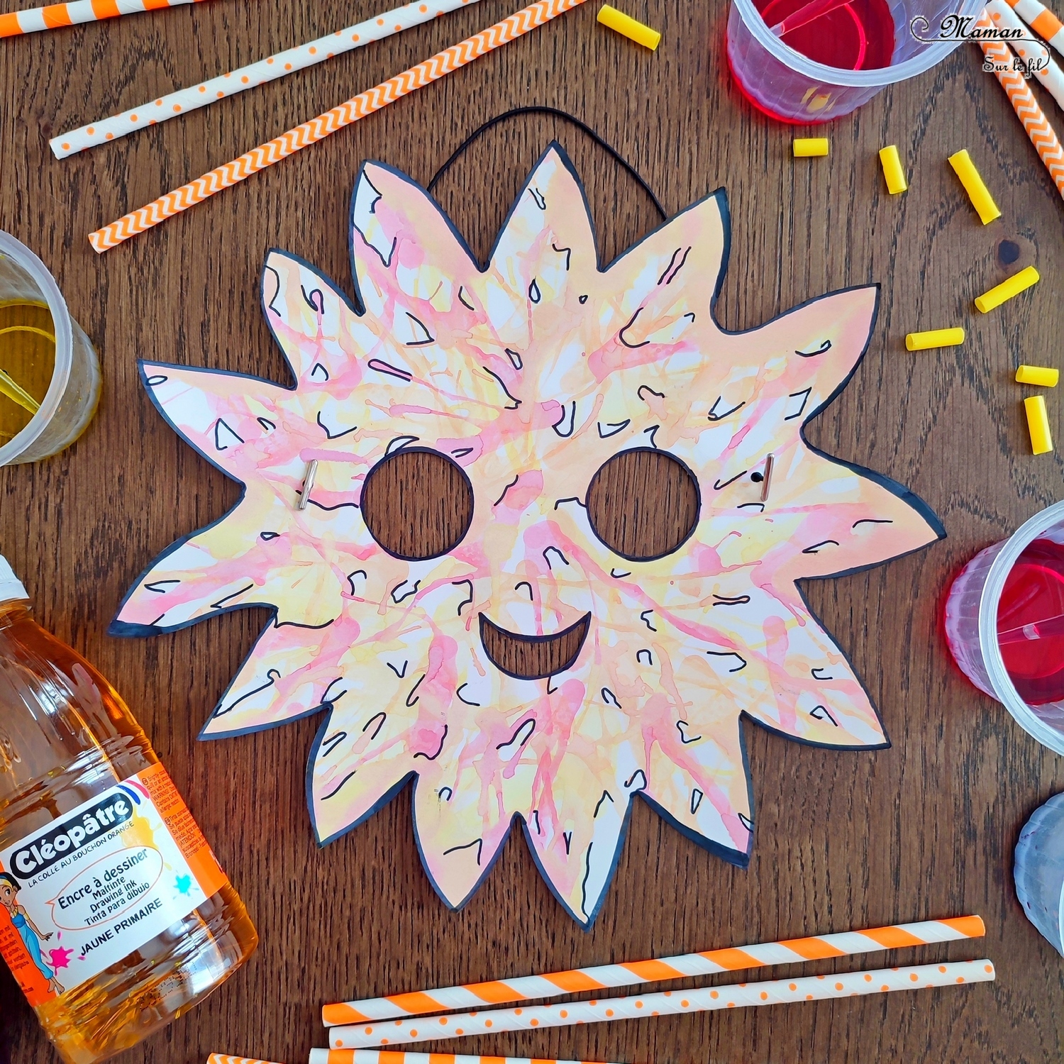 Décorer des masques à l'encre soufflée à la paille pour le carnaval : activité créative et manuelle enfants - Masques en papier cartonné (fleur et soleil) décorés avec la technique de l'encre soufflée - Pipettes et pailles - Graphismes et dessins noirs pour le contraste - Arts visuels et Bricolage maternelle ou élémentaire (cycles 1, 2) - Thème carnaval, Mardi-Gras, déguisement, printemps, fleurs, météo, soleil - Créativité - tutoriel photos - mslf