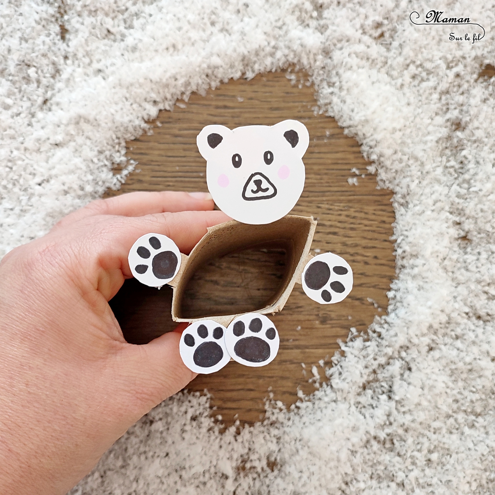 Fabriquer un ours polaire en récup' qui danse : activité créative, récup' et manuelle enfants - Bricolage d'un jeu DIY rigolo avec un rouleau de papier toilette en carton - Rouleau de PQ, compas, découpage, collage, dessin - Ours blanc qui danse et se balance - Bricolage sympa pour une décoration hivernale - Surcyclage et recyclage - Arts visuels et Bricolage - Thème hiver, animaux de la banquise et du froid - Bricolage facile et rapide - Arts visuels et atelier Maternelle et élémentaire - Créativité - Cycle 1 ou 2 - tutoriel photos et vidéo - mslf