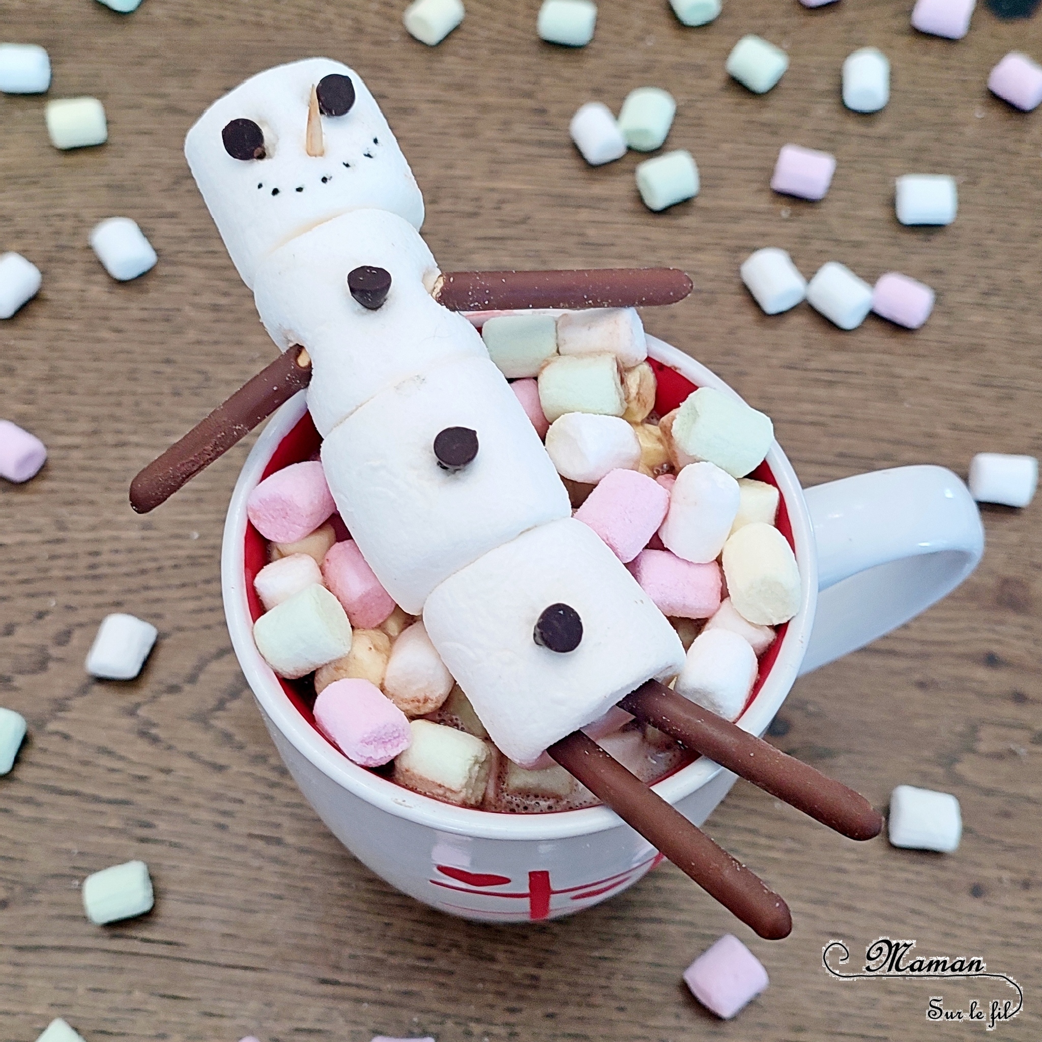 Fabriquer un bonhomme de neige en chamallows sur son lit de chocolat chaud : activité créative et cuisine enfants - Bricolage pour un goûter ou un dessert rigolo - Guimauves assemblées avec des cure-dents, gâteaux et pépites de chocolat - Mini ou grand bonhomme de neige dans son bain de chocolat chaud - Cuisine facile pour les enfants- Thème hiver, animaux de la banquise et du froid - Bricolage facile et rapide - Arts visuels et atelier Maternelle et élémentaire - Créativité - Cycle 1 ou 2 - tutoriel photos - mslf