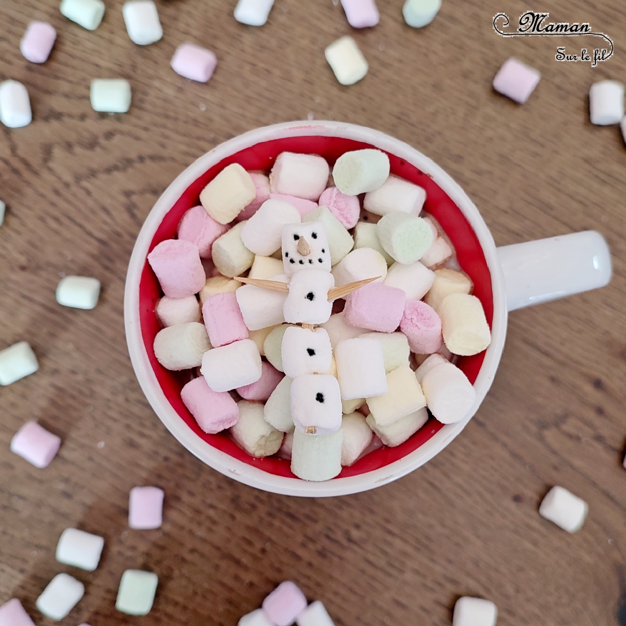 Fabriquer un bonhomme de neige en chamallows sur son lit de chocolat chaud : activité créative et cuisine enfants - Bricolage pour un goûter ou un dessert rigolo - Guimauves assemblées avec des cure-dents, gâteaux et pépites de chocolat - Mini ou grand bonhomme de neige dans son bain de chocolat chaud - Cuisine facile pour les enfants- Thème hiver, animaux de la banquise et du froid - Bricolage facile et rapide - Arts visuels et atelier Maternelle et élémentaire - Créativité - Cycle 1 ou 2 - tutoriel photos - mslf