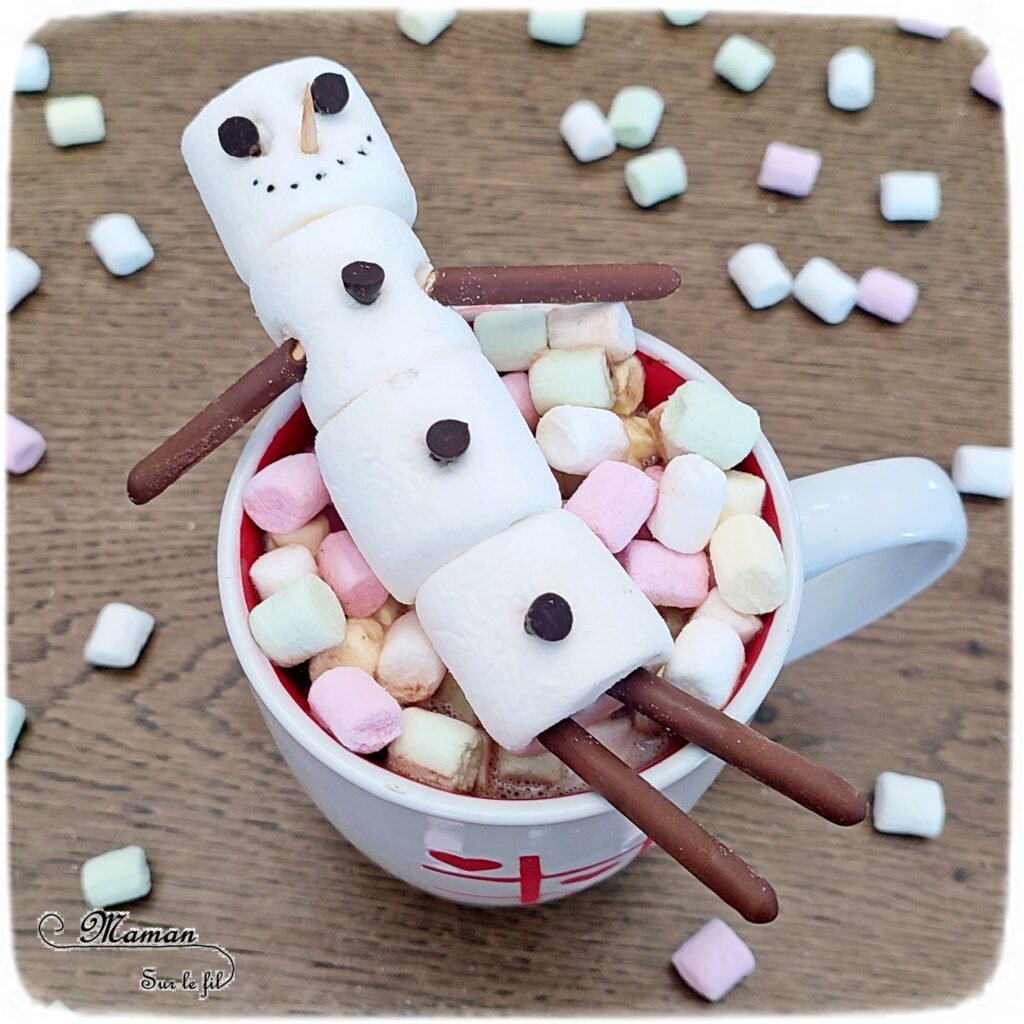 Fabriquer un bonhomme de neige en chamallows sur son lit de chocolat chaud : activité créative et cuisine enfants - Bricolage pour un goûter ou un dessert rigolo - Guimauves assemblées avec des cure-dents, gâteaux et pépites de chocolat - Mini ou grand bonhomme de neige dans son bain de chocolat chaud - Cuisine facile pour les enfants- Thème hiver, animaux de la banquise et du froid - Bricolage facile et rapide - Arts visuels et atelier Maternelle et élémentaire - Créativité - Cycle 1 ou 2 - tutoriel photos - mslf