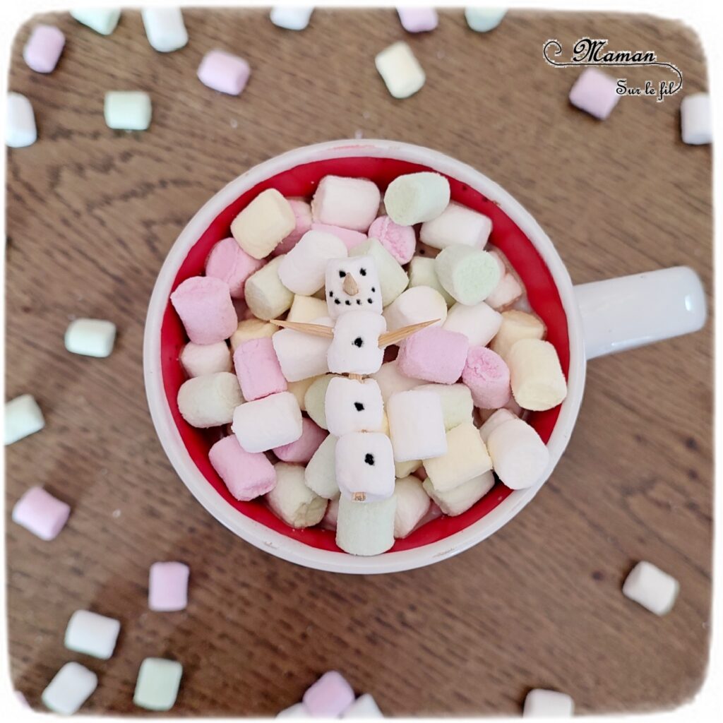 Fabriquer un bonhomme de neige en chamallows sur son lit de chocolat chaud : activité créative et cuisine enfants - Bricolage pour un goûter ou un dessert rigolo - Guimauves assemblées avec des cure-dents, gâteaux et pépites de chocolat - Mini ou grand bonhomme de neige dans son bain de chocolat chaud - Cuisine facile pour les enfants- Thème hiver, animaux de la banquise et du froid - Bricolage facile et rapide - Arts visuels et atelier Maternelle et élémentaire - Créativité - Cycle 1 ou 2 - tutoriel photos - mslf