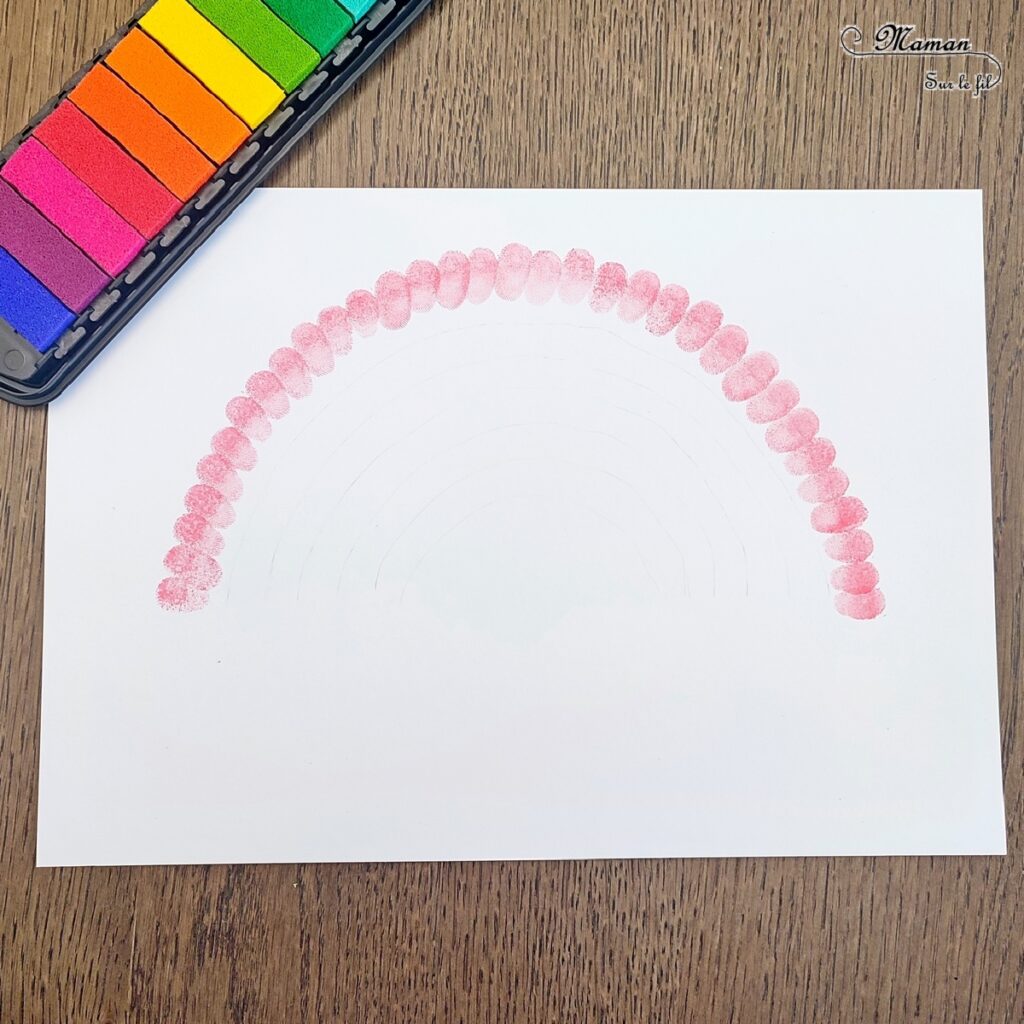 Créer un arc-en-ciel de la Saint-Patrick en empreintes de doigts : activité créative et manuelle enfants - Empreintes de doigts faites avec de l'encre pour tampons - 3 formes de coeur à la perforatrice pour créer les trèfles - Découpage, collage - Dessin et écriture - Chaudron, trésor, pièces, nuages - Arts visuels et Bricolage - Thème Trèfles, Saint-Patrick, Irlande, Géographie, autour du monde - Découverte d'un pays - Bricolage facile et rapide - Arts visuels et atelier Maternelle et élémentaire - Créativité - Cycle 1 ou 2 - tutoriel photos - mslf