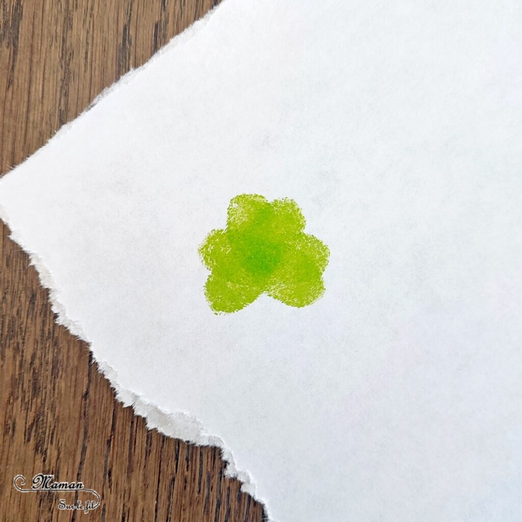 Créer une carte Trèfles de la Saint-Patrick en empreintes de doigts : activité créative et manuelle enfants - Empreintes de doigts faites avec de l'encre pour tampons - 3 formes de coeur pour créer le trèfle - Dessin et écriture - Cadre en papier déchiré - Arts visuels et Bricolage - Thème Trèfles, Saint-Patrick, Irlande, Géographie, autour du monde - Découverte d'un pays - Bricolage facile et rapide - Arts visuels et atelier Maternelle et élémentaire - Créativité - Cycle 1 ou 2 - tutoriel photos - mslf