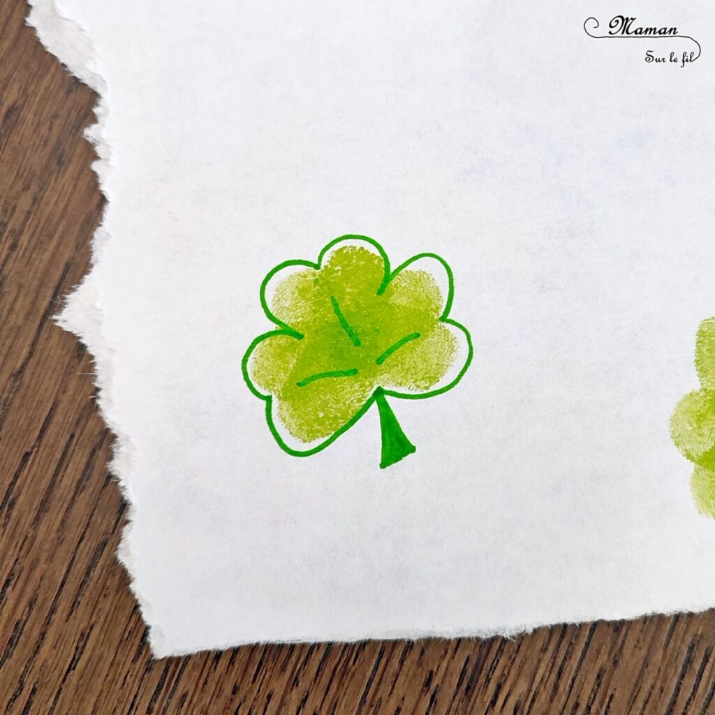 Créer une carte Trèfles de la Saint-Patrick en empreintes de doigts : activité créative et manuelle enfants - Empreintes de doigts faites avec de l'encre pour tampons - 3 formes de coeur pour créer le trèfle - Dessin et écriture - Cadre en papier déchiré - Arts visuels et Bricolage - Thème Trèfles, Saint-Patrick, Irlande, Géographie, autour du monde - Découverte d'un pays - Bricolage facile et rapide - Arts visuels et atelier Maternelle et élémentaire - Créativité - Cycle 1 ou 2 - tutoriel photos - mslf