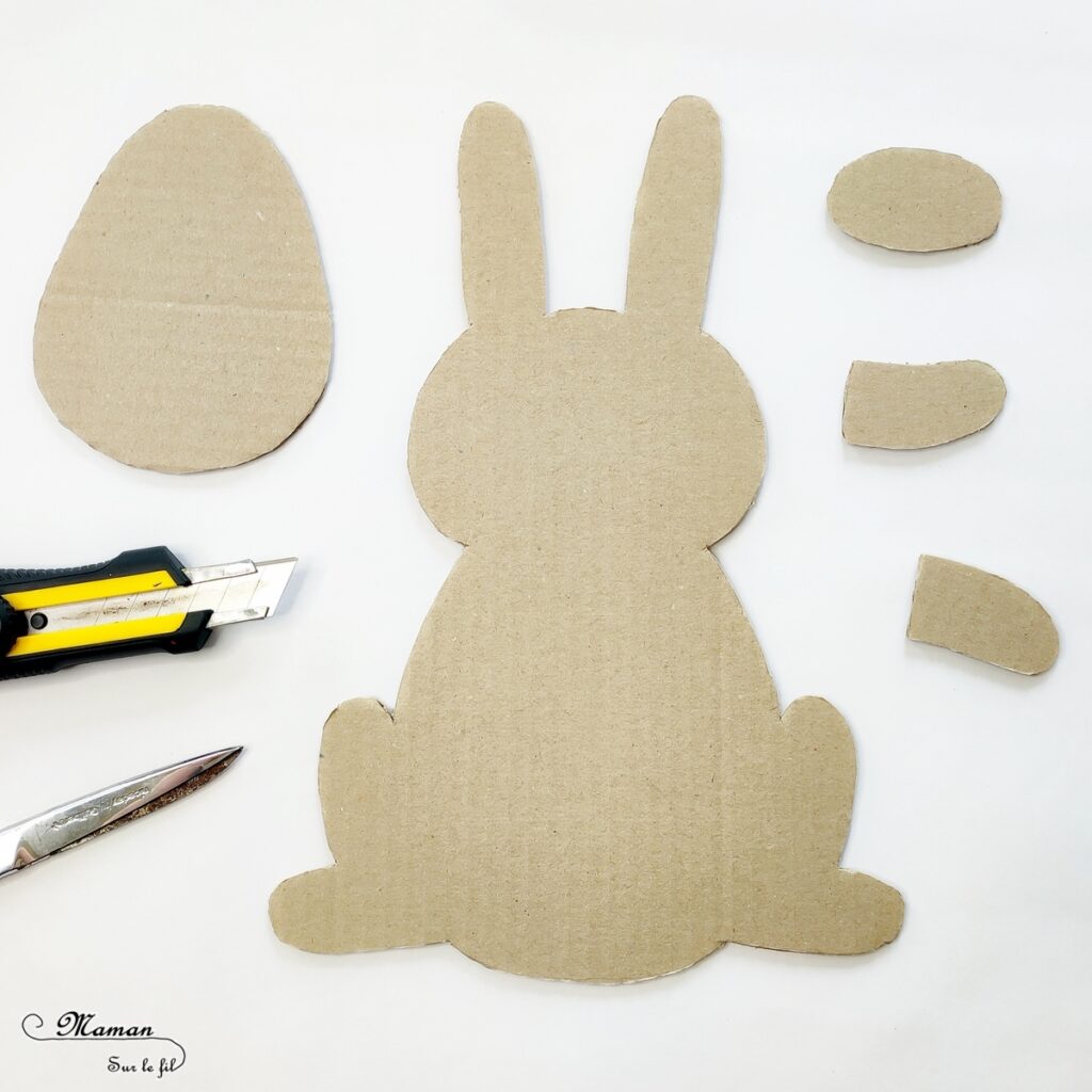 Fabriquer un lapin et son oeuf de Pâques en carton : activité créative, récup' et manuelle enfants - Lapin qui tient un oeuf de Pâques recto-verso dans les pattes - Découpage, collage, chutes de papier, fils chenille - Récup', recyclage, surcyclage de carton - Apport pédagogique et éducatif : champ lexical de Pâques ou Poésie au verso de l'oeuf - Colle pailletée, Glitter glue Uhu - Bricolage sympa et rigolo - Arts visuels et Vocabulaire - Thème Pâques, animaux de la ferme, de la campagne - Arts visuels et atelier Maternelle et élémentaire - Créativité - Cycle 1 ou 2 - tutoriel photos - mslf