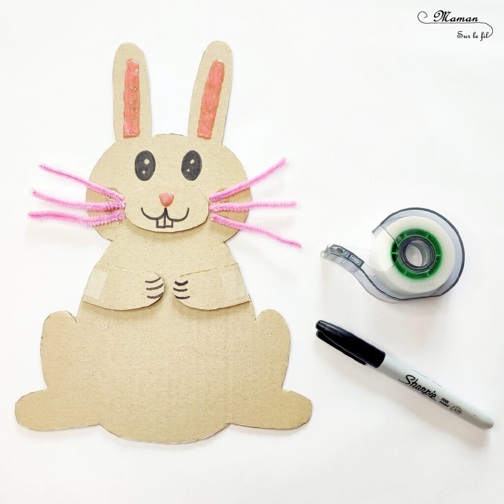 Fabriquer un lapin et son oeuf de Pâques en carton : activité créative, récup' et manuelle enfants - Lapin qui tient un oeuf de Pâques recto-verso dans les pattes - Découpage, collage, chutes de papier, fils chenille - Récup', recyclage, surcyclage de carton - Apport pédagogique et éducatif : champ lexical de Pâques ou Poésie au verso de l'oeuf - Colle pailletée, Glitter glue Uhu - Bricolage sympa et rigolo - Arts visuels et Vocabulaire - Thème Pâques, animaux de la ferme, de la campagne - Arts visuels et atelier Maternelle et élémentaire - Créativité - Cycle 1 ou 2 - tutoriel photos - mslf