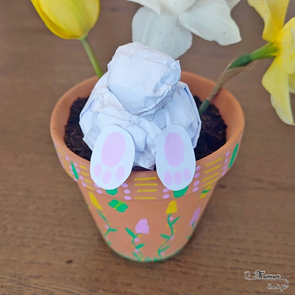 Fabriquer un lapin rigolo qui fouille dans un pot de fleurs : activité créative et manuelle enfants - Boules en papier de brouillon froissé pour le lapin - Pot décoré avec des dessins et graphismes printaniers - Fleurs du jardin, jonquilles, narcisses et tulipes - Décoration entre Pâques et Printemps - Récup', recyclage, surcyclage - Jardinage - Arts visuels et Bricolage - Thème Pâques, fleurs, jardin, printemps et animaux de la ferme - Bricolage facile et rapide - Arts visuels et atelier Maternelle et élémentaire - Créativité - Cycle 1 ou 2 - tutoriel photos - mslf