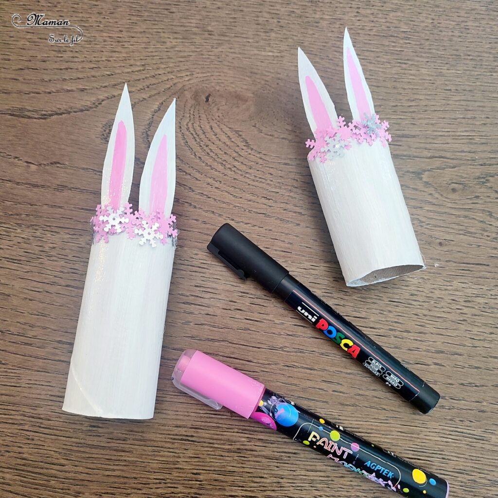 Fabriquer des lapins polaires en récup' : activité créative, récup' et manuelle enfants - Lièvres arctiques avec rouleaux de papier toilette, peinture et couronne de flocons - Entre deux thèmes : hiver et Pâques - Rouleau de PQ, découpage, collage, dessin - Recyclage, surcyclage - Bricolage sympa pour une décoration hivernale - Arts visuels et Bricolage - Thème hiver, animaux de la banquise et du froid, de la ferme, de la campagne, Pâques - Bricolage facile et rapide - Arts visuels et atelier Maternelle et élémentaire - Créativité - Cycle 1 ou 2 - tutoriel photos - mslf
