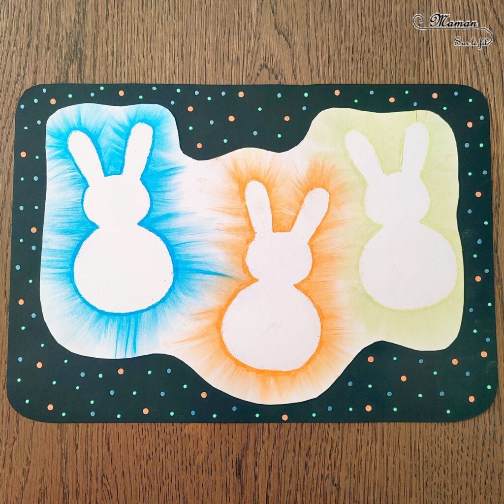 Créer des lapins de Pâques aux pastels étalés : activité créative et manuelle enfants - Technique des pastels étalés au doigt pour un effet lumineux - Pompons pour la queue et le côté mignon - Récup' de chutes de papier pour les pochoirs - Graphismes, découpage, collage - Arts visuels et Bricolage - Thème Pâques et animaux de la ferme - Bricolage facile et rapide - Arts visuels et atelier Maternelle et élémentaire - Créativité - Cycle 1 ou 2 - tutoriel photos - mslf