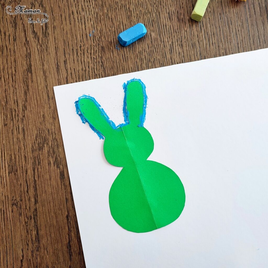 Créer des lapins de Pâques aux pastels étalés : activité créative et manuelle enfants - Technique des pastels étalés au doigt pour un effet lumineux - Pompons pour la queue et le côté mignon - Récup' de chutes de papier pour les pochoirs - Graphismes, découpage, collage - Arts visuels et Bricolage - Thème Pâques et animaux de la ferme - Bricolage facile et rapide - Arts visuels et atelier Maternelle et élémentaire - Créativité - Cycle 1 ou 2 - tutoriel photos - mslf