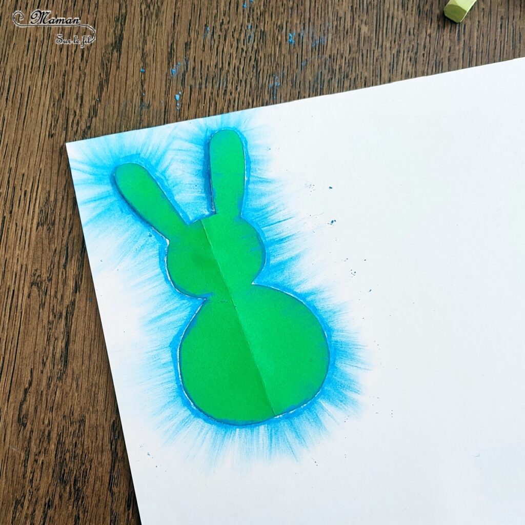 Créer des lapins de Pâques aux pastels étalés : activité créative et manuelle enfants - Technique des pastels étalés au doigt pour un effet lumineux - Pompons pour la queue et le côté mignon - Récup' de chutes de papier pour les pochoirs - Graphismes, découpage, collage - Arts visuels et Bricolage - Thème Pâques et animaux de la ferme - Bricolage facile et rapide - Arts visuels et atelier Maternelle et élémentaire - Créativité - Cycle 1 ou 2 - tutoriel photos - mslf