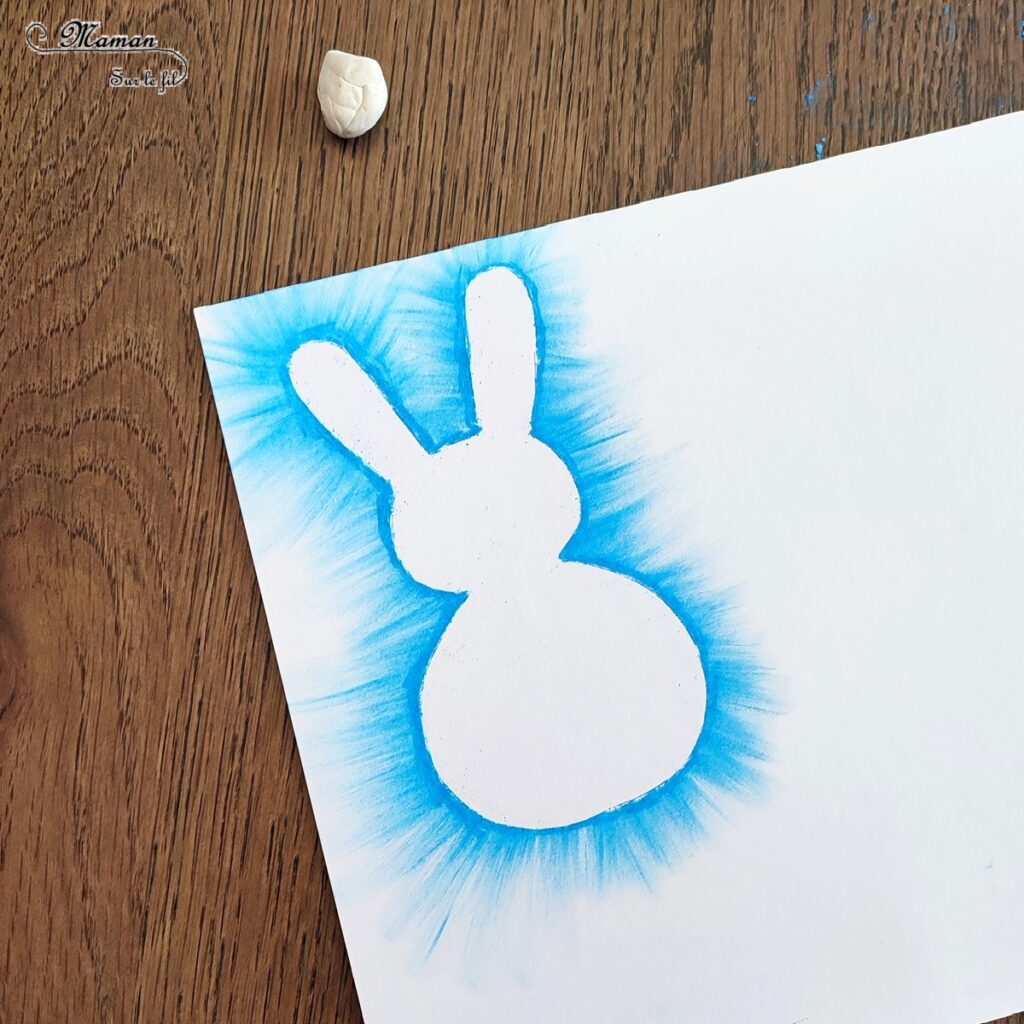 Créer des lapins de Pâques aux pastels étalés : activité créative et manuelle enfants - Technique des pastels étalés au doigt pour un effet lumineux - Pompons pour la queue et le côté mignon - Récup' de chutes de papier pour les pochoirs - Graphismes, découpage, collage - Arts visuels et Bricolage - Thème Pâques et animaux de la ferme - Bricolage facile et rapide - Arts visuels et atelier Maternelle et élémentaire - Créativité - Cycle 1 ou 2 - tutoriel photos - mslf