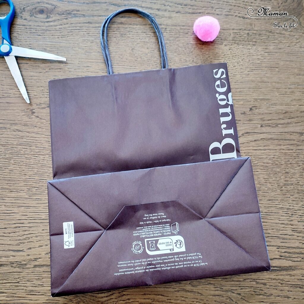 Fabriquer des lapins Récup' avec un sac en papier : activité créative, récup' et manuelle enfants - Sac marron type Kraft en papier cartonné - Corps des lapins découpés dans le sac, oreilles faites avec poignées - Découpage collage de papier et pompons pour la queue - Recyclage, surcyclage - Bricolage sympa et simple - Arts visuels et Bricolage - Thème Pâques, animaux de la ferme, de la campagne - Bricolage facile et rapide - Arts visuels et atelier Maternelle et élémentaire - Créativité - Cycle 1 ou 2 - tutoriel photos - mslf