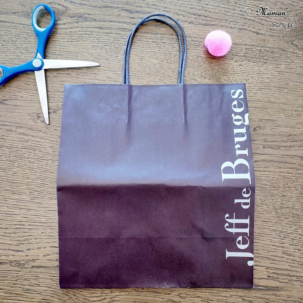 Fabriquer des lapins Récup' avec un sac en papier : activité créative, récup' et manuelle enfants - Sac marron type Kraft en papier cartonné - Corps des lapins découpés dans le sac, oreilles faites avec poignées - Découpage collage de papier et pompons pour la queue - Recyclage, surcyclage - Bricolage sympa et simple - Arts visuels et Bricolage - Thème Pâques, animaux de la ferme, de la campagne - Bricolage facile et rapide - Arts visuels et atelier Maternelle et élémentaire - Créativité - Cycle 1 ou 2 - tutoriel photos - mslf