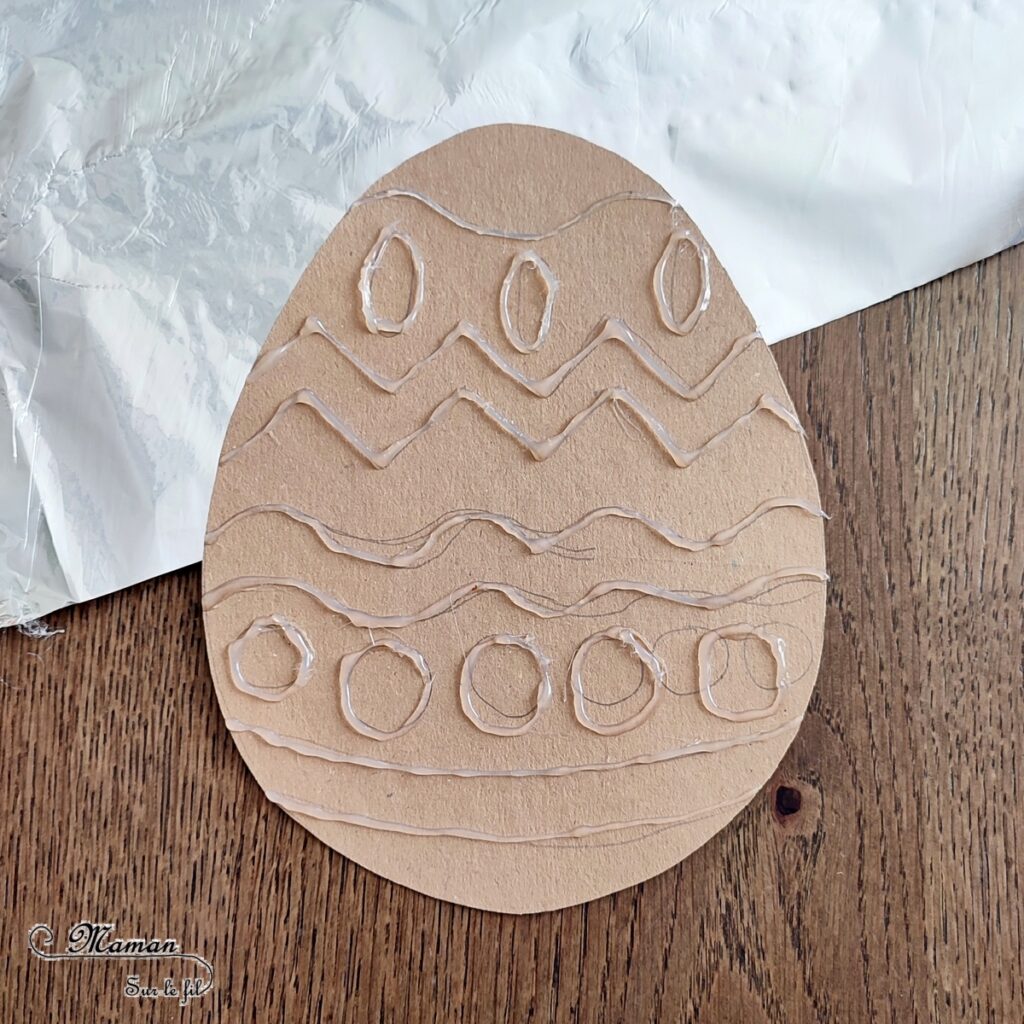 Créer des oeufs de Pâques en carton et aluminium : activité créative, récup' et manuelle enfants - Relief créé sur le carton avec un pistolet à colle chaude - Aluminimu et feutres à alcool permanent pour le coloriage - Effet en relief et brillant - Recyclage, surcyclage - Arts visuels et Bricolage - Thème Pâques et Ferme - Bricolage facile et rapide - Arts visuels et atelier Maternelle et élémentaire - Créativité - Cycle 1 ou 2 - tutoriel photos - mslf