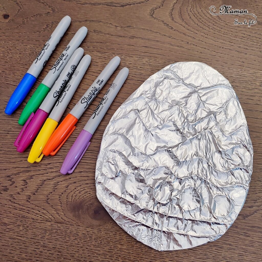 Créer des oeufs de Pâques en carton et aluminium : activité créative, récup' et manuelle enfants - Relief créé sur le carton avec un pistolet à colle chaude - Aluminimu et feutres à alcool permanent pour le coloriage - Effet en relief et brillant - Recyclage, surcyclage - Arts visuels et Bricolage - Thème Pâques et Ferme - Bricolage facile et rapide - Arts visuels et atelier Maternelle et élémentaire - Créativité - Cycle 1 ou 2 - tutoriel photos - mslf