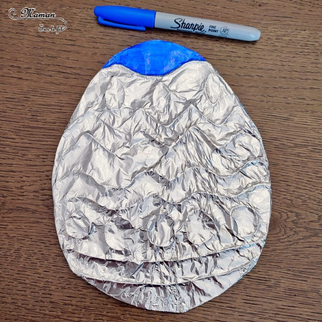 Créer des oeufs de Pâques en carton et aluminium : activité créative, récup' et manuelle enfants - Relief créé sur le carton avec un pistolet à colle chaude - Aluminimu et feutres à alcool permanent pour le coloriage - Effet en relief et brillant - Recyclage, surcyclage - Arts visuels et Bricolage - Thème Pâques et Ferme - Bricolage facile et rapide - Arts visuels et atelier Maternelle et élémentaire - Créativité - Cycle 1 ou 2 - tutoriel photos - mslf