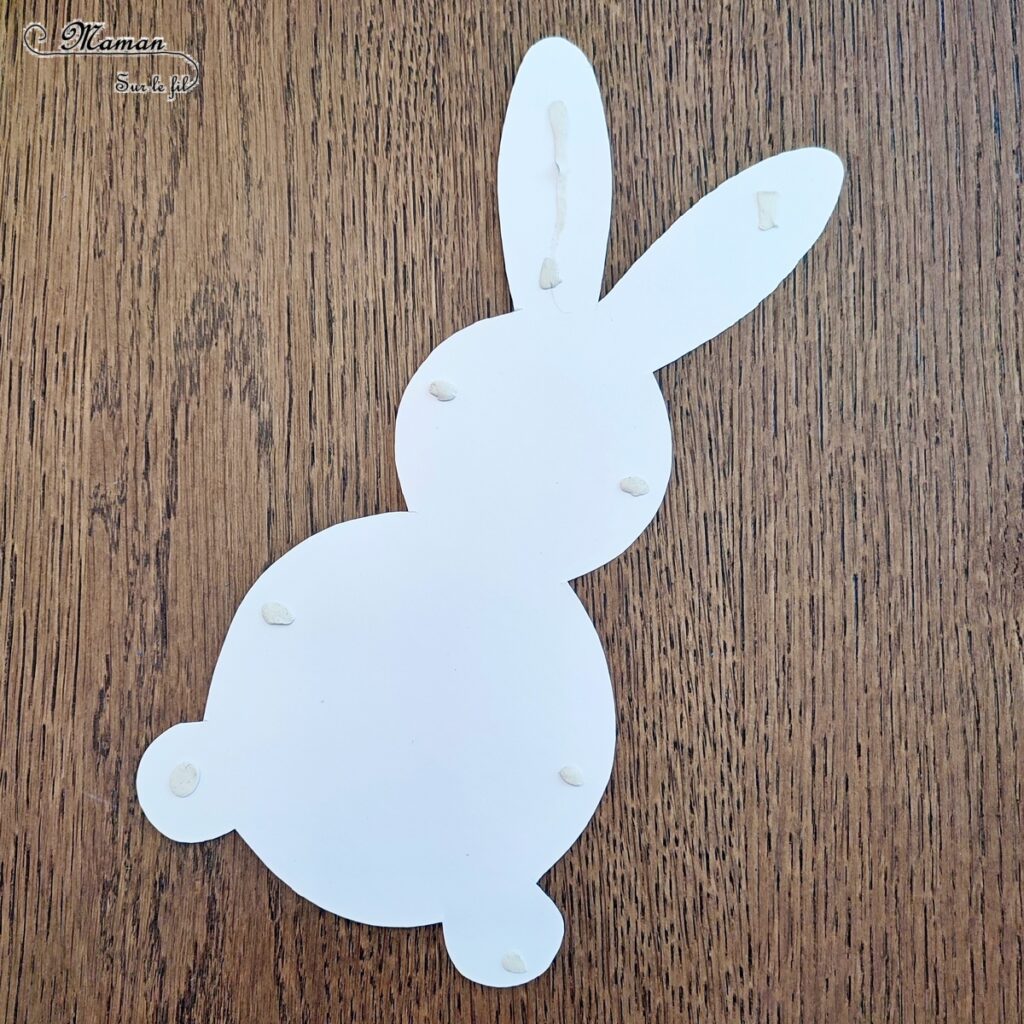 Peindre un lapin et un oeuf de Pâques en peinture au tampon : activité créative et manuelle enfants - Technique de peinture avec un pochoir en papier, de la peinture et des tampons - Silhouette blanche - Pompon pour la queue du lapin - Graphismes noirs pour les décors de l'oeuf de Pâques - Technique de peinture facile et ludique - Arts visuels et Bricolage - Thème Pâques et animaux de la ferme - Bricolage facile et rapide - Arts visuels et atelier Maternelle et élémentaire - Créativité - Cycle 1 ou 2 - tutoriel photos et vidéo - mslf