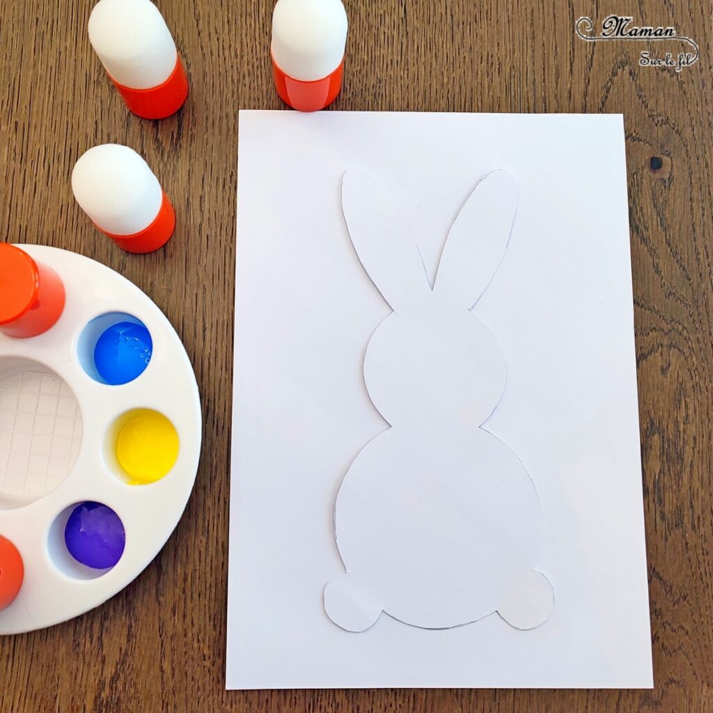 Peindre un lapin et un oeuf de Pâques en peinture au tampon : activité créative et manuelle enfants - Technique de peinture avec un pochoir en papier, de la peinture et des tampons - Silhouette blanche - Pompon pour la queue du lapin - Graphismes noirs pour les décors de l'oeuf de Pâques - Technique de peinture facile et ludique - Arts visuels et Bricolage - Thème Pâques et animaux de la ferme - Bricolage facile et rapide - Arts visuels et atelier Maternelle et élémentaire - Créativité - Cycle 1 ou 2 - tutoriel photos et vidéo - mslf